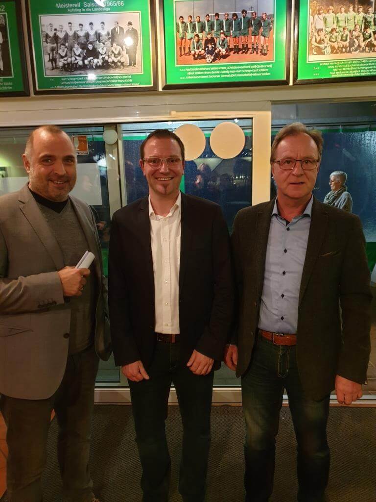 Bürgermeister Ralf Paul Bittner, Thomas Weber (1. Vorsitzender des TuS) und Wilhelm Hertin (Dorfgemeinschaftsvorsitzender)